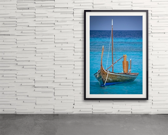 Naturfoto Boat in the Blue als Wandbild im Wohnzimmer. 