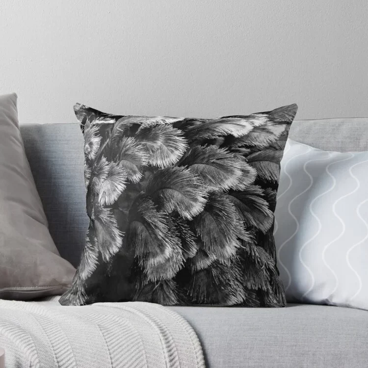 Dekokissen mit Straußenfedernmotiv als Produktbeispiel für den Online Shop REDBUBBLE