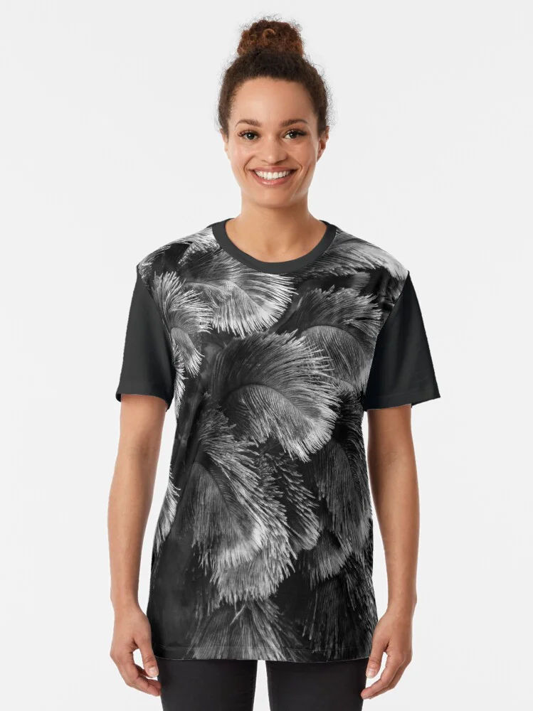 T-Shirt mit Straußenfedernmotiv erhältlich bei REDBUBBLE